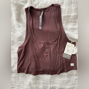Vuori Womens. Small crop tank.